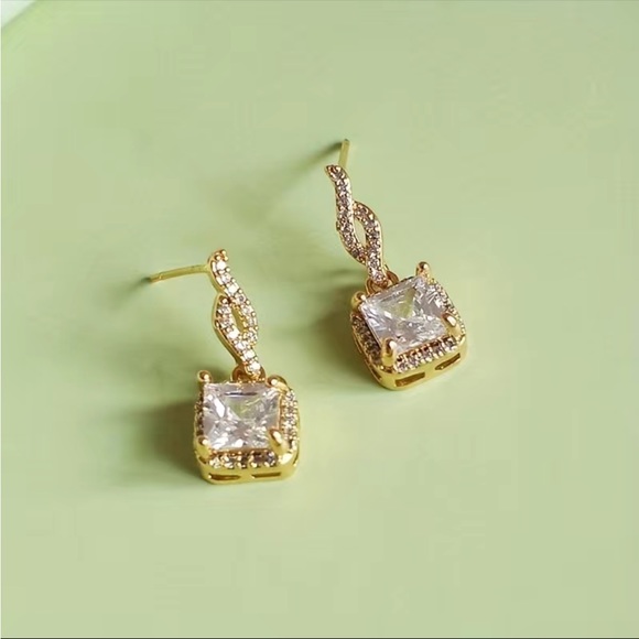 14K gold plated Diamond Sparkling Elegant Earrings - Picture 2 of 3